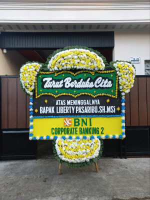 Papan Bunga Duka di Tampak Siring