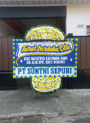 Papan Bunga Duka di Tampak Siring