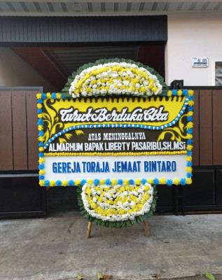 Papan Bunga Duka di Tampak Siring