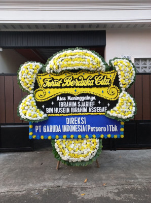Papan Bunga Duka di Tampak Siring
