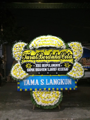 Papan Bunga Duka di Tampak Siring