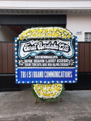 Papan Bunga Duka di Tampak Siring